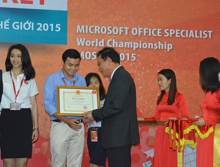 ĐH Ngoại thương thắng lớn ở cuộc thi Vô địch Tin học Văn phòng - 7 Bộ trưởng Phạm Vũ Luận trao bằng khen cho các thí sinh đạt giải N