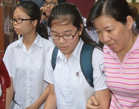 “Học tủ” thì không thể làm tốt đề thi môn Văn vào lớp 10 - 3 Phụ huynh động viên con ngay tại cổng trường thi. (Ảnh: Nguyễn Hùng)