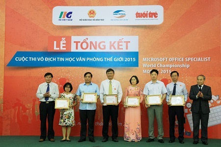 Những con số ấn tượng của một trường Đại học ở cuộc thi MOSWC - 2 Thứ trưởng Bộ GD&ĐT Nguyễn Vinh Hiển và TBT Báo Tuổi Trẻ Tăng Hữu Phong trao