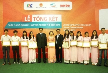 Những con số ấn tượng của một trường Đại học ở cuộc thi MOSWC - 3 ÔngMoses Wan, Phó Chủ tịch Tập đoàn Certiport và Ông Đoàn Hồng Nam, Trưởng BTC c