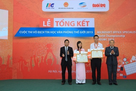 Những con số ấn tượng của một trường Đại học ở cuộc thi MOSWC - 4 Thứ trưởng Bộ GD&ĐT Nguyễn Vinh Hiển và Ông Phùng Văn Cường, Phó Tổng