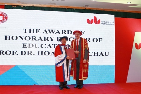 Nguyên Hiệu trưởng ĐH Ngoại thương được trao bằng Tiến sỹ danh dự - 1 Ông Bill Rammel - Hiệu trưởng Đại học Bedfordshire trao bằng T