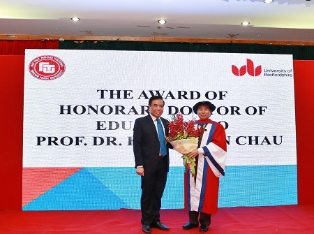 Nguyên Hiệu trưởng ĐH Ngoại thương được trao bằng Tiến sỹ danh dự - 2 PGS.TS Bùi Anh Tuấn - Hiệu trưởng Trường ĐH Ngoại thương tặng hoa