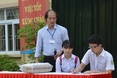 Hồi hộp bước vào buổi thi đầu tiên vào lớp 10 - 17 Sau khi kiểm tra tình trạng đề thi vẫn được niêm phong, thí sinh ký vào biên