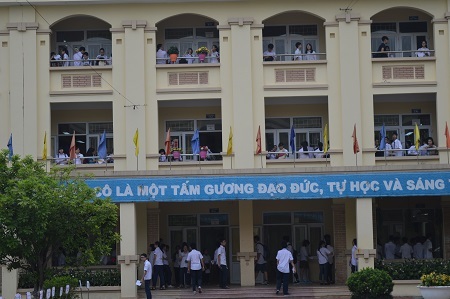Hồi hộp bước vào buổi thi đầu tiên vào lớp 10 - 18 Lễ khai mạc kết thúc sau 15 phút và thí sinh khẩn trương về với phòng thi