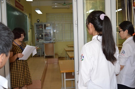 Hồi hộp bước vào buổi thi đầu tiên vào lớp 10 - 23 Sau khi nghe cán bộ coi thi đọc tên, các thí sinh lần lượt vào phòng thi và ngồi đúng vị