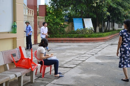 Hồi hộp bước vào buổi thi đầu tiên vào lớp 10 - 26 Vẫn còn tình trạng thí sinh đến muộn, quên thẻ dự thi nhưng rất may chưa