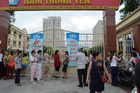 Hồi hộp bước vào buổi thi đầu tiên vào lớp 10 - 25 Con vào phòng thi nhưng nhiều phụ huynh vẫn ngóng trông vào trong từ ngoài cổng