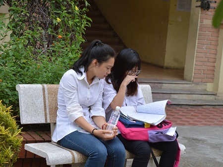 Hồi hộp bước vào buổi thi đầu tiên vào lớp 10 - 12 Hoặc tranh thủ ôn tập những bài văn quan trọng