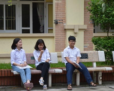 Hồi hộp bước vào buổi thi đầu tiên vào lớp 10 - 11 Thư giãn trên những hàng ghế đá trong sân trường dưới thời tiết mát mẻ