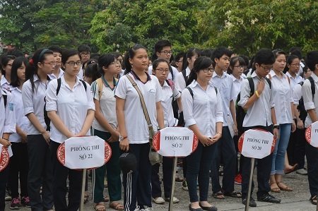 Hồi hộp bước vào buổi thi đầu tiên vào lớp 10 - 13 Đúng 6h45 phút, lễ khai mạc kì thi lớp 10 của Hà Nội chính thức diễn ra