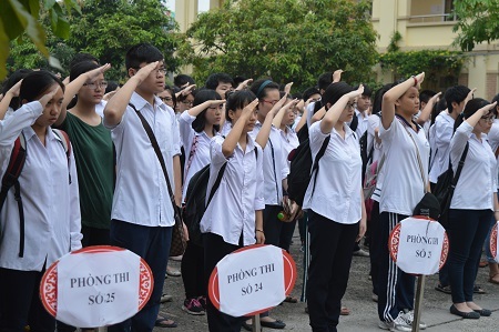 Hồi hộp bước vào buổi thi đầu tiên vào lớp 10 - 14 Tất cả thí sinh, cán bộ làm nhiệm vụ của kì thi đều tham gia Lễ chào cờ
