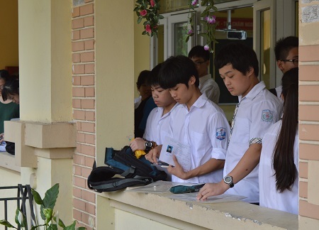 Hồi hộp bước vào buổi thi đầu tiên vào lớp 10 - 22 Trước khi vào phòng thi, thí sinh được quán triệt chỉ được phép mang các vật