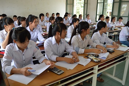 Học sinh lớp 12 đang tập trung ôn tập để có kết quả tốt ở kì thi