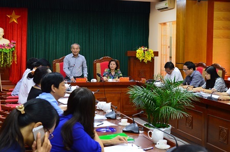 Hàng ngàn người "xả thân" đội nắng giúp đỡ thí sinh dự thi - 2 Thứ trưởng Nguyễn Vinh Hiển làm việc với Ban chỉ đạo thi của tỉnh