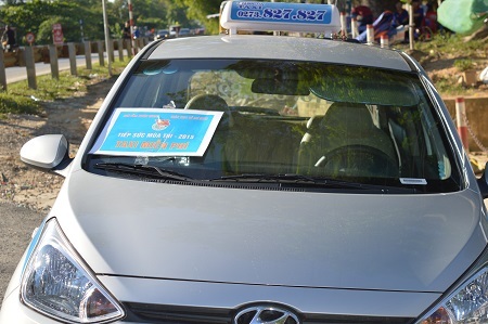 Hàng ngàn người "xả thân" đội nắng giúp đỡ thí sinh dự thi - 4 Mà ở Tuyên Quang còn có cả taxi miễn phí phục vụ thí sinh