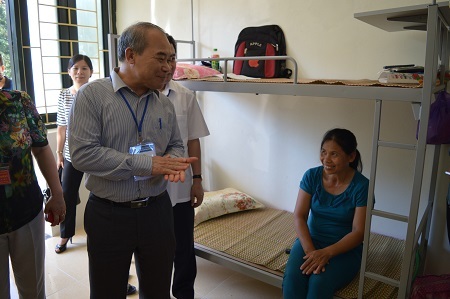Hàng ngàn người "xả thân" đội nắng giúp đỡ thí sinh dự thi - 7 Thứ trưởng Nguyễn Vinh Hiển hỏi han phụ huynh để nắm tâm tư, nguyện vọng