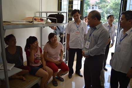 Hàng ngàn người "xả thân" đội nắng giúp đỡ thí sinh dự thi - 1 Thứ trưởng Nguyễn Vinh Hiển hỏi thăm, động viện và chia sẻ kinh