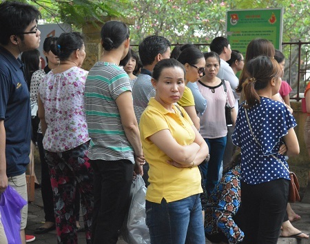 Tuyển sinh vào lớp 10: Áp lực và nỗi lo “lệch tủ” môn Văn - 2 Nét lo lắng thể hiện rõ nét trên gương mặt của phụ huynh mỗi khi kì đến.