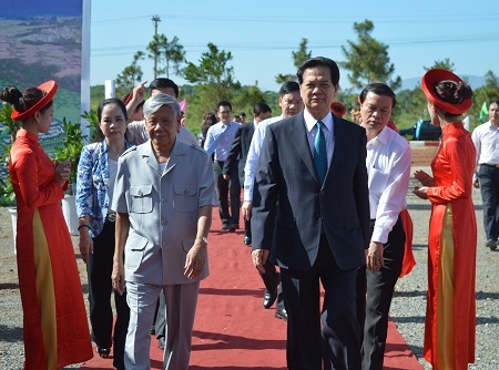 Thủ tướng Chính phủ Nguyễn Tấn Dũng cùng đồng chí Lê Khả Phiêu - nguyên 