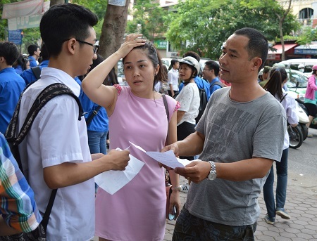TPHCM: Đề tiếng Anh “nhẹ nhàng”, Hà Nội: Đề Toán “dễ thở” - 6 Nét mặt rạng ngời khi thí sinh kết thúc môn thi Toán