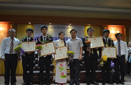 Các học sinh đạt giải đều được Bộ trưởng Bộ GD-ĐT tặng bằng khen 