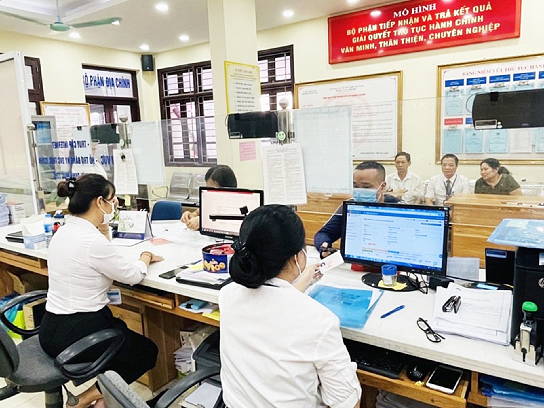 Đảm bảo người dân doanh nghiệp được thụ hưởng dịch vụ số thuận tiện - 1