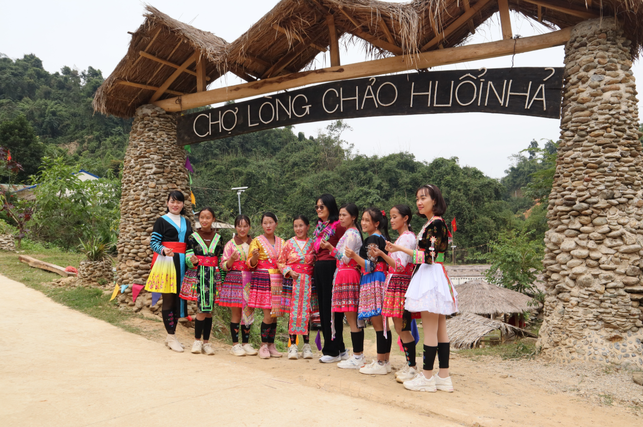 Bản nghèo “3 không” hút khách du lịch | Nội vụ và xã hội