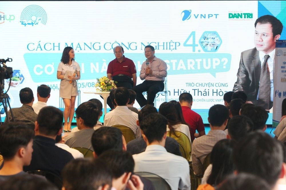  Ông Nguyễn Văn Tấn (phải) trả lời câu hỏi của sinh viên, startup trẻ về cách tiếp cận xu thế Công nghiệp 4.0 (Ảnh: Hữu Nghị) 