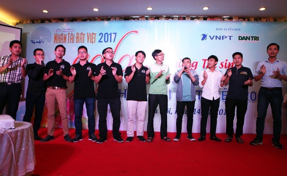 
Chương trình Gala diễn ra tối 14/11 sau một ngày chấm chung khảo Nhân tài Đất Việt lĩnh vực CNTT đầy sôi nổi và kịch tính.
