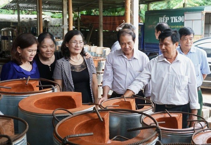 Ông Hồng giới thiệu mô hình bếp TK90 với đoàn đi thẩm định, chấm giải Nhân Tài Đất Việt.