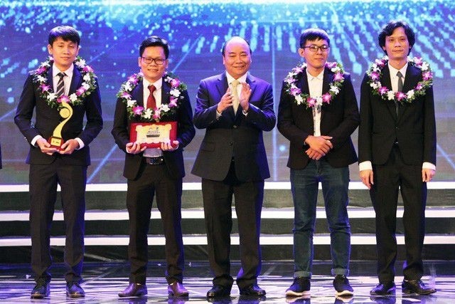 
Thủ tướng Nguyễn Xuân Phúc trao giải Nhất Nhân tài Đất Việt 2017. (Ảnh: Hữu Nghị)
