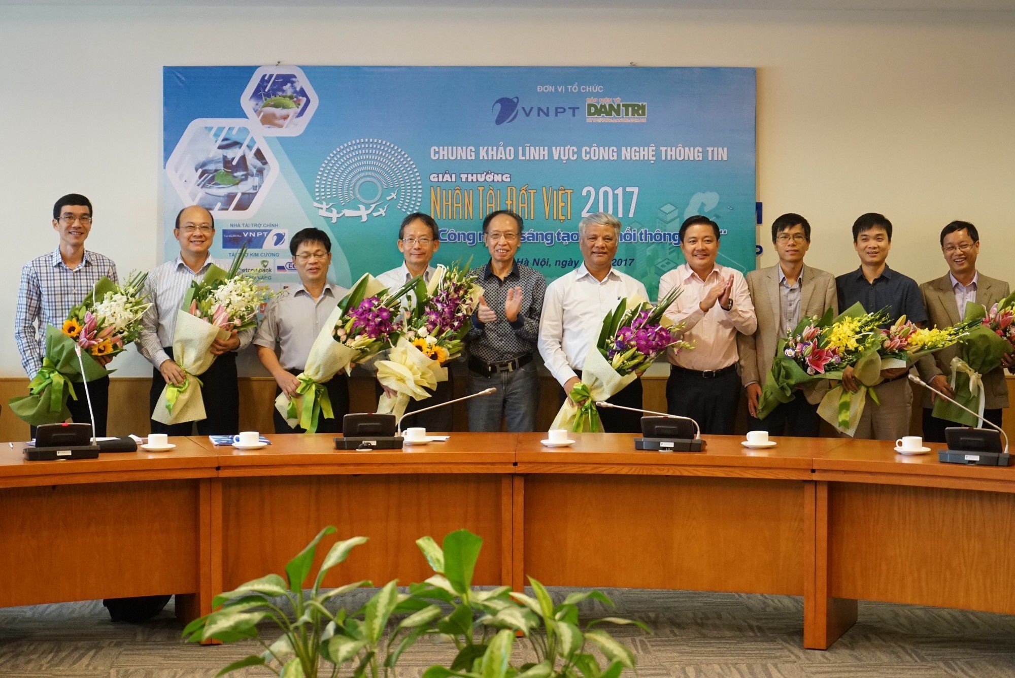 
BTC Giải thưởng Nhân tài Đất Việt 2017 gửi những lẵng hoa tươi thắm để tri ân các nhà giáo trong hội đồng chấm Chung khảo.
