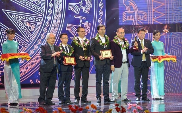 Giải Ba Nhân tài Đất Việt: “Áp dụng khoa học châu Âu, mong nông dân Việt bớt khổ” - 1
Anh Đỗ Trần Anh (người cầm cúp Nhân tài Đất Việt, đứng thứ 3 từ phải sang) cùng đồng nghiệp và nhóm tác giả đồng giải Ba được vinh danh.