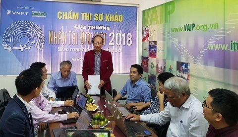 Đặt niềm tin vào công tác “cầm cân, nảy mực” của các thành viên Hội đồng sơ khảo, ông Phạm Huy Hoàn, Tổng Biên tập báo Dân trí - đồng Trưởng ban tổ chức Giải thưởng NTĐV 2018 đã cảm ơn sự tham gia nhiệt tình của các thành viên Hội đồng chấm sơ khảo.