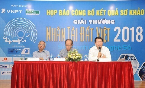 Ông Nguyễn Văn Tấn - Phó Tổng giám đốc Tổng công ty Truyền thông VNPT - Media, Phó Trưởng ban tổ chức Giải thưởng NTĐV 2018 (ngoài cùng bên phải) cùng đại diện ban giám khảo, ban tổ chức chia sẻ thông tin tại cuộc họp báo.