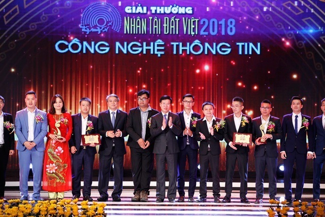 Ông Trần Mạnh Hùng – Chủ tịch Hội đồng Thành viên Tập đoàn Bưu chính Viễn thông Việt Nam (VNPT) cùng ông Võ Văn Thưởng trao giải Nhì, lĩnh vực CNTT, giải thưởng Nhân tài đất Việt 2018 cho các tác giả.