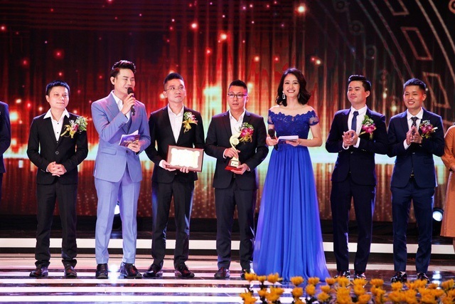 Nhóm tác giả Stringee vinh dự lên sân khấu của Giải thưởng Nhân tài Đất Việt 2018 nhân giải Nhì 