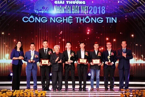 Ông Phạm Tất Dong - Phó Chủ tịch kiêm Tổng thư ký Hội Khuyến học Việt Nam - Bà Nguyễn Thị Phượng- Phó TGĐ Ngân hàng Nông nghiệp và Phát triển Nông thôn Việt Nam Agribank trao giải cho các nhóm đạt giải Ba - Lĩnh vực CNTT.