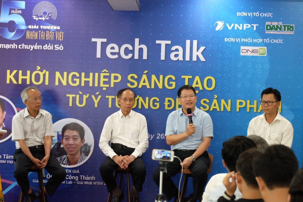 Ông Nguyễn Văn Tấn - Phó Tổng Giám đốc Tổng công ty Truyền thông (VNPT-Media), Phó Trưởng BTC Giải thưởng NTĐV 2019 chia sẻ thông tin tại Hội thảo.