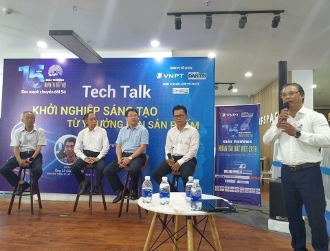 Lê Xuân Sơn - Giám đốc Trung tâm VNPT-IT khu vực 3 giao lưu và chia sẻ những hỗ trợ của VNPT-IT tại Đà Nẵng dành cho Startup và sinh viên.