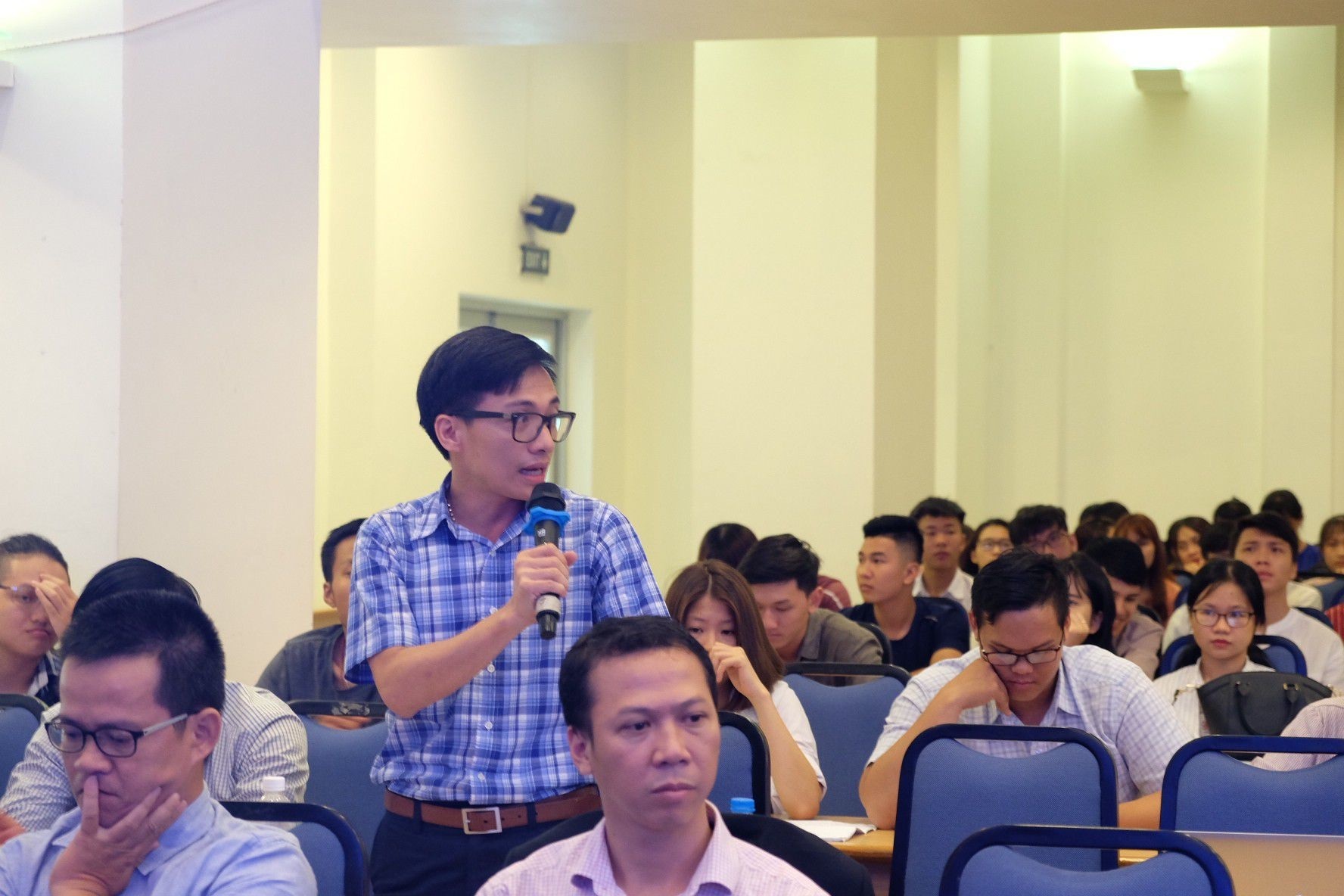 
Sinh viên Đà Nẵng đặt nhiều câu hỏi đến các diễn giả về những thuận lợi, khó khăn trên con đường đi đến thành công của một startup trẻ.
