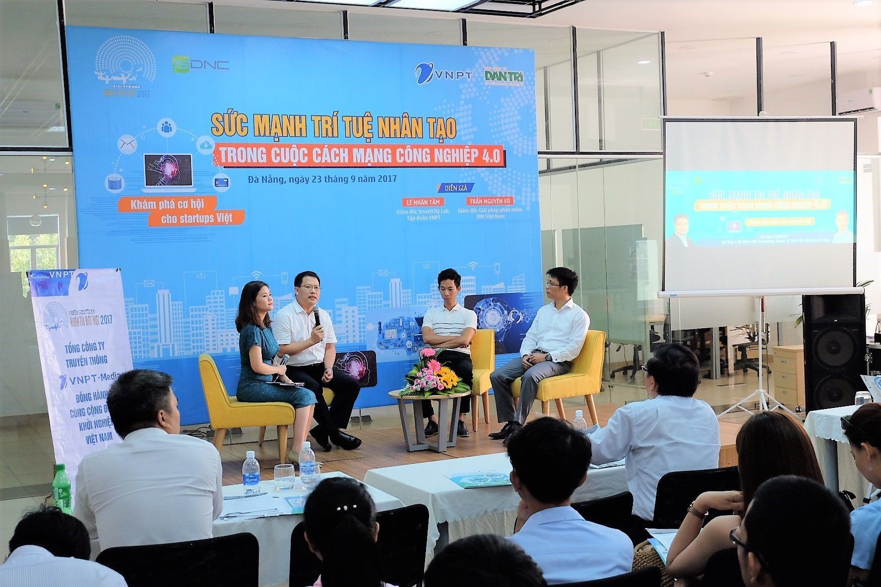 Nhân tài Đất Việt sẽ luôn là vườn ươm, bệ phóng cho các Startup - 4 Tại workshop ông Nguyễn Văn Tấn - Phó Tổng Giám đốc Tổng Công ty Truyền thông VNPT-Media - Phó Trưởng Ban Tổ chức; ông Trần Nguyên Vũ - Giám đốc nhóm giải pháp phần mềm, IBM Việt Nam; ông Lê Công Thành - Giám đốc Topica AI Lab đã chia sẻ những cơ hội và thách thức trong cuộc cách mạng công nghiệp 4.0 đối với cộng đồng Startup Đà Nẵng.