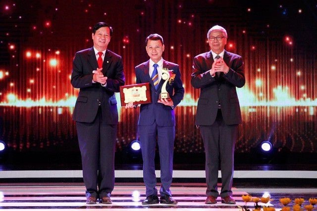 
Ông Lê Khắc Hiệp - Phó Chủ tịch Tập đoàn Vingroup cùng ông Đặng Vũ Minh trao giải thưởng trong lĩnh vực Khoa học Công nghệ cho KS Lê Minh Chuẩn và các cộng sự.
