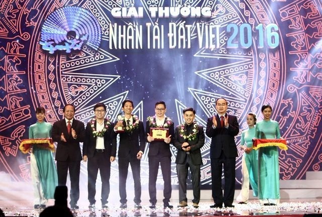 “Quán quân Nhân tài Đất Việt 2016 là khởi đầu quan trọng của chúng tôi” - 1 Ông Nguyễn Thiện Nhân - Ủy viên Bộ Chính trị, Chủ tịch Mặt trận Tổ quốc Việt Nam và ông Trương Minh Tuấn - Bộ trưởng Bộ Thông tin và Truyền thông trao giải Nhất CNTT hệ thống Triển vọng cho sản phẩm SMCC của InfoRe