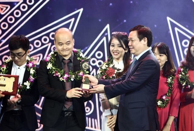  Nhóm tác giả của Monkey Junior (trái) nhận giải Nhất lĩnh vực Công nghệ thông tin tại lễ trao giải Nhân tài Đất Việt 2016. 