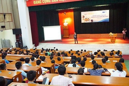  Ông Nguyễn Hữu Thái Hoà - Giám đốc Chiến lược Tập đoàn VNPT trong buổi chia sẻ với startup, Nhân tài Đất Việt 2016 