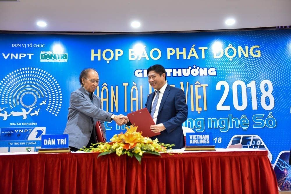  Nhà báo Phạm Huy Hoàn và ông Trịnh Hồng Quang, Phó tổng Giám đốc Vietnam Airlines, ký kết hợp đồng tài trợ Giải thưởng Nhân tài Đất Việt 2018. 