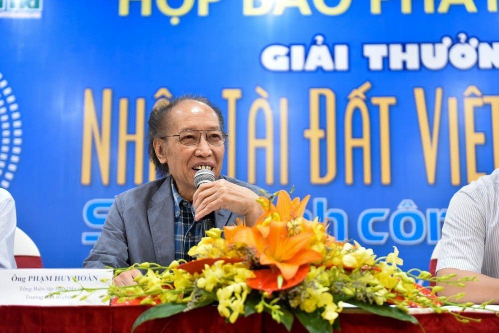  Phà báo Phạm Huy Hoàn - Tổng biên tập báo Điện tử Dân trí - phát động Giải thưởng Nhân tài Đất Việt 2018. 