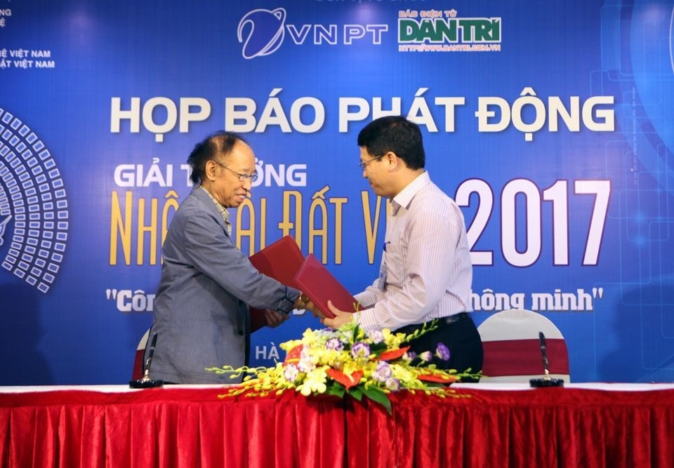  Lãnh đạo báo Dân trí cùng đại diện Tập đoàn Bưu chính Viễn thông Việt Nam (VNPT) đã ký thỏa thuận đồng tổ chức Giải thưởng Nhân tài Đất Việt 2017. 